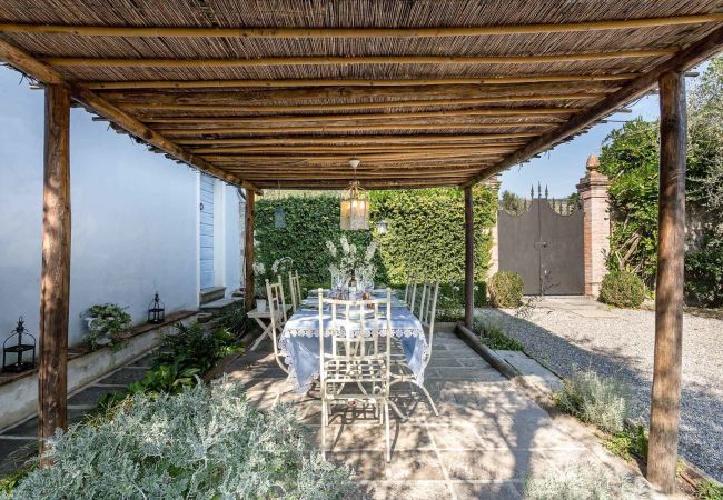 Villa in Lucca - Romantic Farmhouse with Oversize Panoramic Pool Villa in Lucca - Romantic Farmhouse with Oversize Panoramic Pool