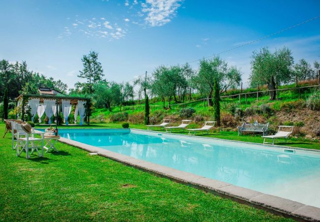 Villa in Lucca - Romantic Farmhouse with Oversize Panoramic Pool Villa in Lucca - Romantic Farmhouse with Oversize Panoramic Pool