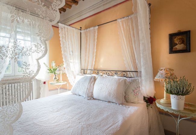 Villa in Lucca - Romantic Farmhouse with Oversize Panoramic Pool Villa in Lucca - Romantic Farmhouse with Oversize Panoramic Pool