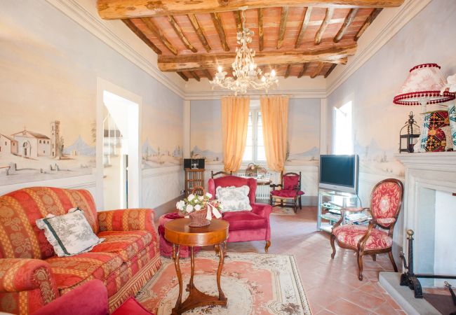 Villa in Lucca - Romantic Farmhouse with Oversize Panoramic Pool Villa in Lucca - Romantic Farmhouse with Oversize Panoramic Pool
