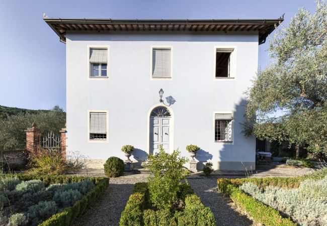 Villa in Lucca - Romantic Farmhouse with Oversize Panoramic Pool Villa in Lucca - Romantic Farmhouse with Oversize Panoramic Pool