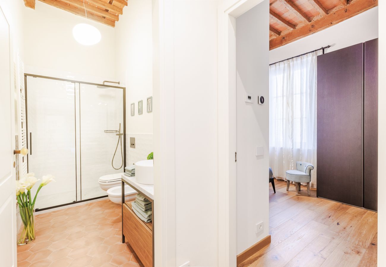 Ferienwohnung in Lucca - Historic and Contemporary 3 Bedrooms inside Lucca Ferienwohnung in Lucca - Historic and Contemporary 3 Bedrooms inside Lucca