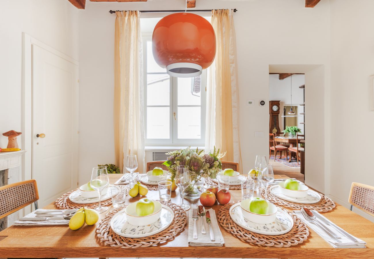 Ferienwohnung in Lucca - Historic and Contemporary 3 Bedrooms inside Lucca Ferienwohnung in Lucca - Historic and Contemporary 3 Bedrooms inside Lucca