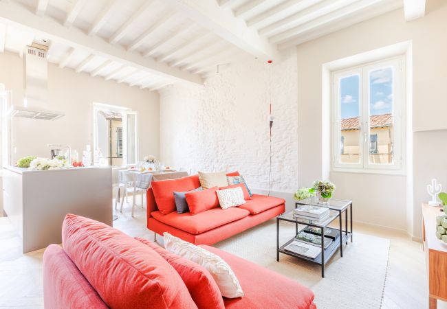  in Lucca - The White Lotus Penthouse, Modern Flat with Elevator