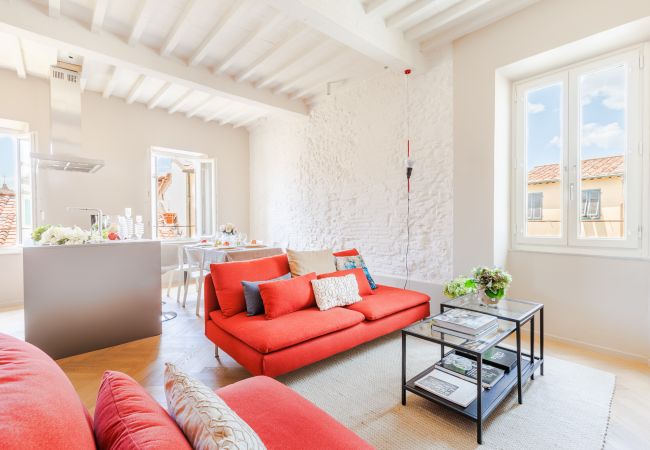 Ferienwohnung in Lucca - The White Lotus Penthouse, Modern Flat with Elevator Ferienwohnung in Lucca - The White Lotus Penthouse, Modern Flat with Elevator