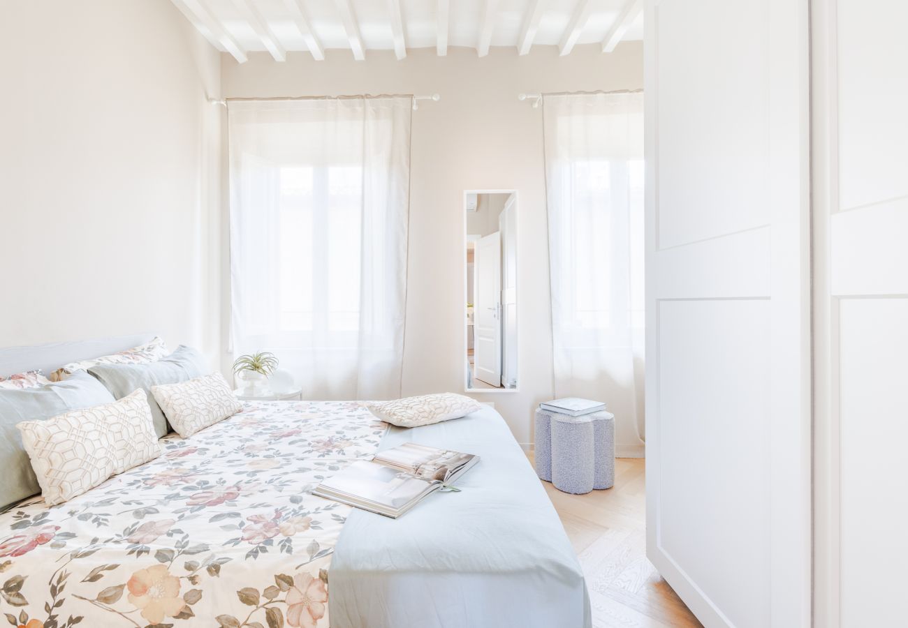 Ferienwohnung in Lucca - The White Lotus Penthouse, Modern Flat with Elevator Ferienwohnung in Lucca - The White Lotus Penthouse, Modern Flat with Elevator