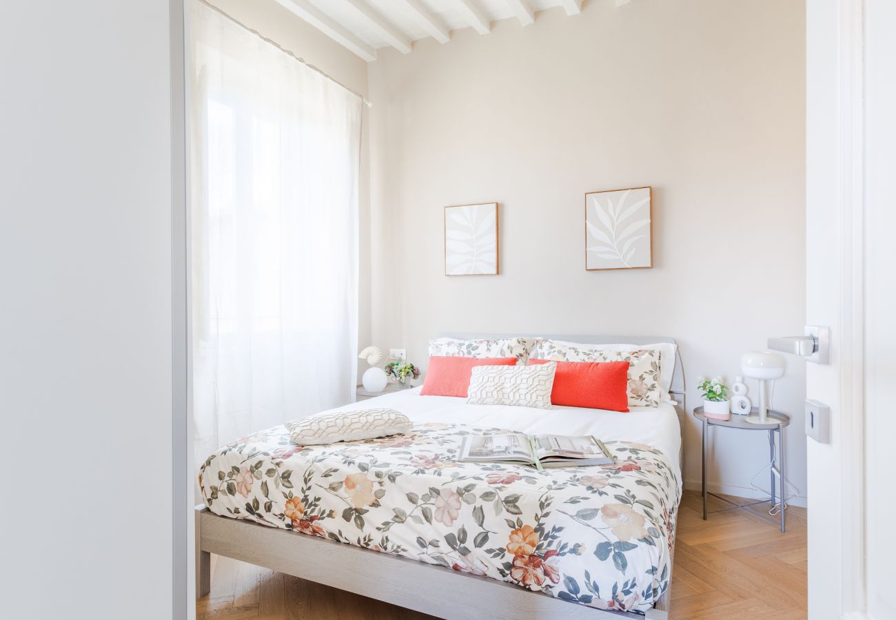 Ferienwohnung in Lucca - The White Lotus Penthouse, Modern Flat with Elevator Ferienwohnung in Lucca - The White Lotus Penthouse, Modern Flat with Elevator