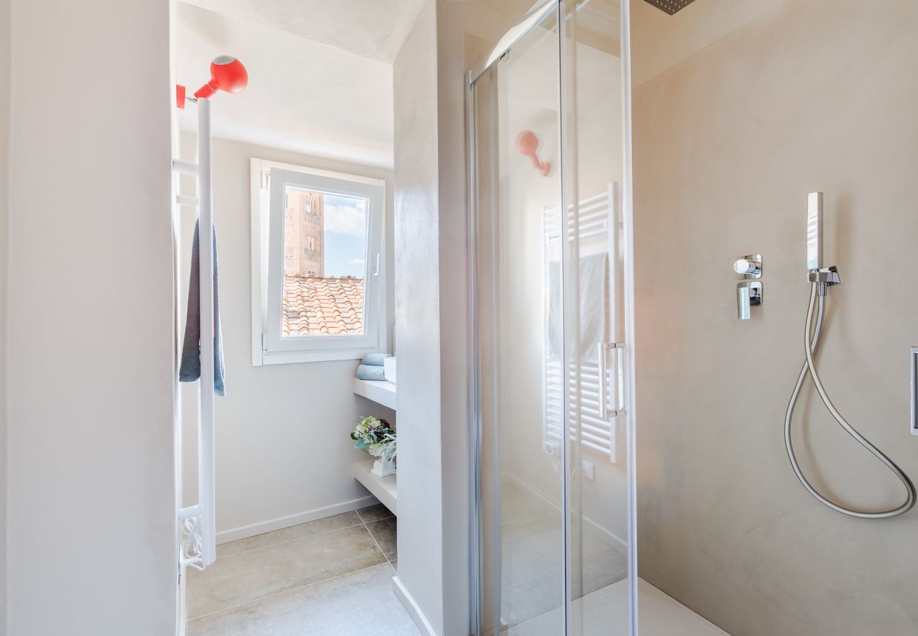 Ferienwohnung in Lucca - The White Lotus Penthouse, Modern Flat with Elevator Ferienwohnung in Lucca - The White Lotus Penthouse, Modern Flat with Elevator