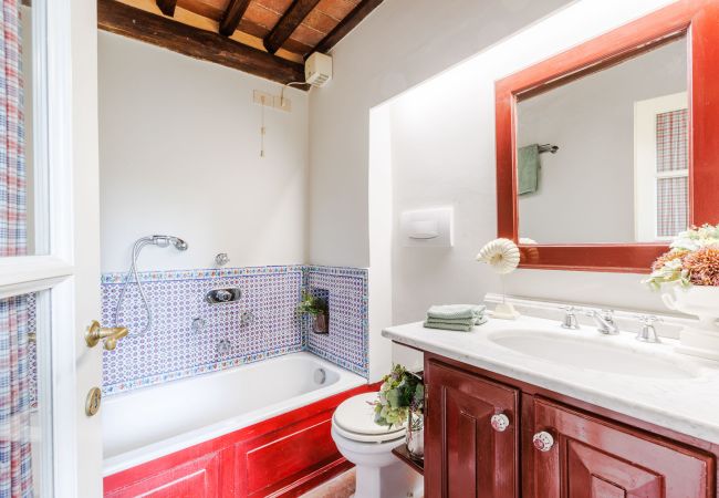 Villa in Lucca - Iconic Romantic Farmhouse with Pool in Lucca Villa in Lucca - Iconic Romantic Farmhouse with Pool in Lucca