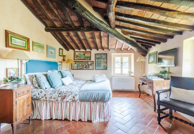 Villa in Lucca - Iconic Romantic Farmhouse with Pool in Lucca Villa in Lucca - Iconic Romantic Farmhouse with Pool in Lucca
