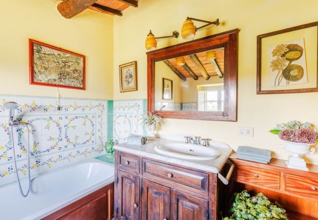 Villa in Lucca - Iconic Romantic Farmhouse with Pool in Lucca Villa in Lucca - Iconic Romantic Farmhouse with Pool in Lucca