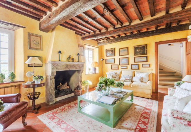 Villa in Lucca - Iconic Romantic Farmhouse with Pool in Lucca Villa in Lucca - Iconic Romantic Farmhouse with Pool in Lucca