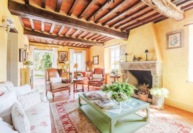 Villa in Lucca - Iconic Romantic Farmhouse with Pool in Lucca Villa in Lucca - Iconic Romantic Farmhouse with Pool in Lucca