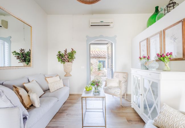 Villa in Vorno - Authentic Luxury Retreat with Private Pool  Villa in Vorno - Authentic Luxury Retreat with Private Pool