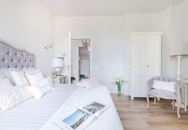 Villa in Vorno - Authentic Luxury Retreat with Private Pool  Villa in Vorno - Authentic Luxury Retreat with Private Pool