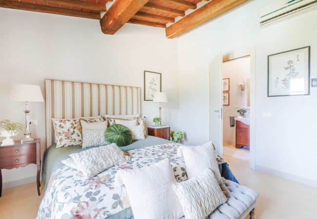 Villa in Vorno - Authentic Luxury Retreat with Private Pool  Villa in Vorno - Authentic Luxury Retreat with Private Pool