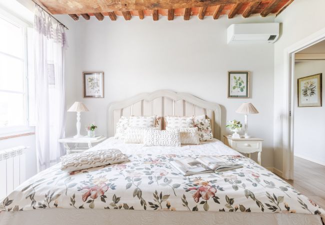 Villa in Vorno - Authentic Luxury Retreat with Private Pool  Villa in Vorno - Authentic Luxury Retreat with Private Pool