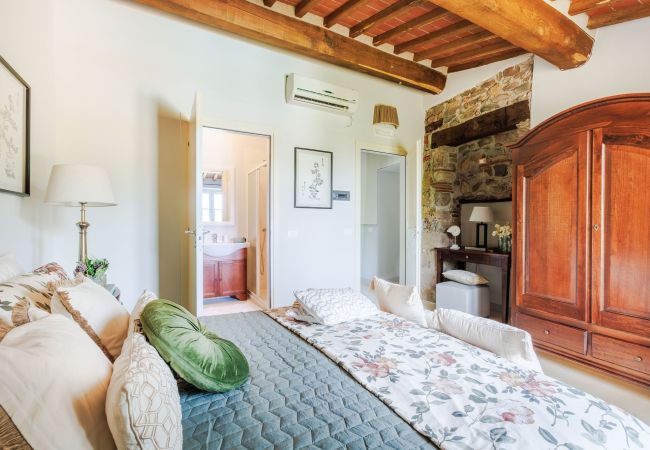 Villa in Vorno - Authentic Luxury Retreat with Private Pool  Villa in Vorno - Authentic Luxury Retreat with Private Pool