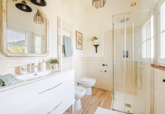 Villa in Vorno - Authentic Luxury Retreat with Private Pool  Villa in Vorno - Authentic Luxury Retreat with Private Pool