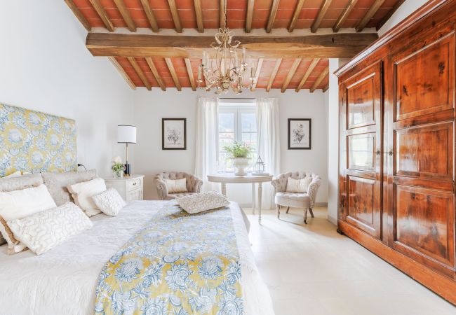 Villa in Vorno - Authentic Luxury Retreat with Private Pool  Villa in Vorno - Authentic Luxury Retreat with Private Pool