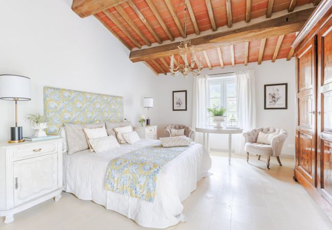 Villa in Vorno - Authentic Luxury Retreat with Private Pool  Villa in Vorno - Authentic Luxury Retreat with Private Pool