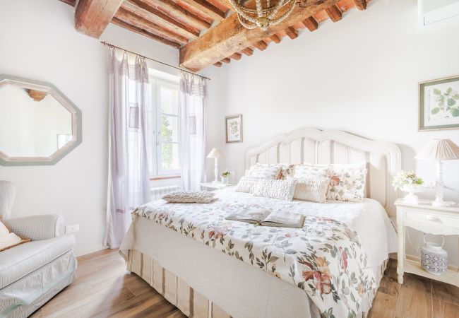 Villa in Vorno - Authentic Luxury Retreat with Private Pool  Villa in Vorno - Authentic Luxury Retreat with Private Pool