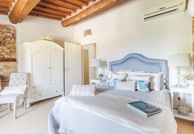 Villa in Vorno - Authentic Luxury Retreat with Private Pool  Villa in Vorno - Authentic Luxury Retreat with Private Pool