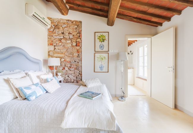 Villa in Vorno - Authentic Luxury Retreat with Private Pool  Villa in Vorno - Authentic Luxury Retreat with Private Pool
