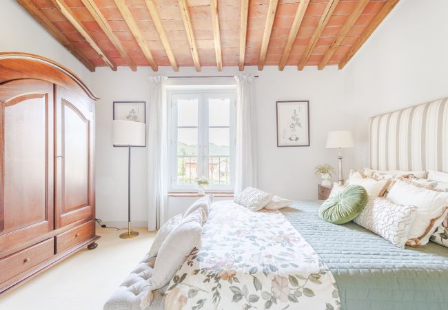 Villa in Vorno - Authentic Luxury Retreat with Private Pool  Villa in Vorno - Authentic Luxury Retreat with Private Pool
