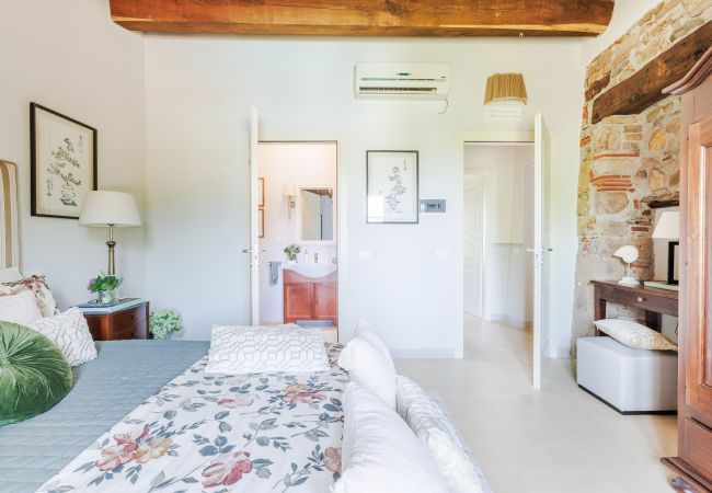 Villa in Vorno - Authentic Luxury Retreat with Private Pool  Villa in Vorno - Authentic Luxury Retreat with Private Pool