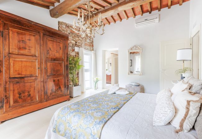 Villa in Vorno - Authentic Luxury Retreat with Private Pool  Villa in Vorno - Authentic Luxury Retreat with Private Pool