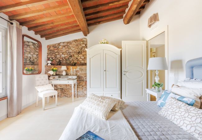 Villa in Vorno - Authentic Luxury Retreat with Private Pool  Villa in Vorno - Authentic Luxury Retreat with Private Pool