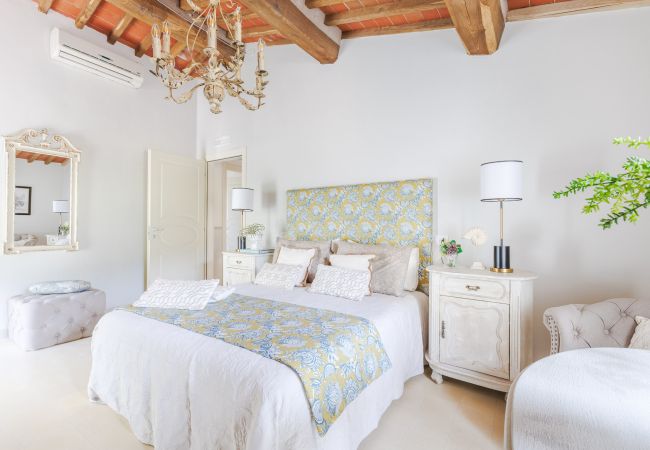 Villa in Vorno - Authentic Luxury Retreat with Private Pool  Villa in Vorno - Authentic Luxury Retreat with Private Pool