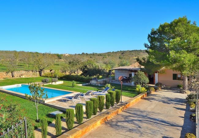  in Santa Margalida - Es Barranc Son Fullós 094 fantástica finca con piscina privada, jardín, terraza, barbacoa y ping pong