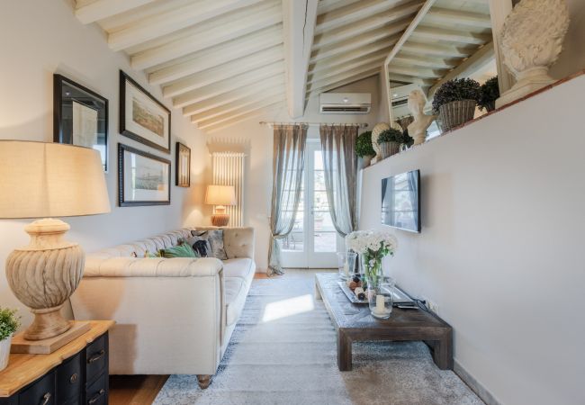 Appartement in Lucca - Unwind Yourself on a Panoramic Terrace inside Lucca Appartement in Lucca - Unwind Yourself on a Panoramic Terrace inside Lucca