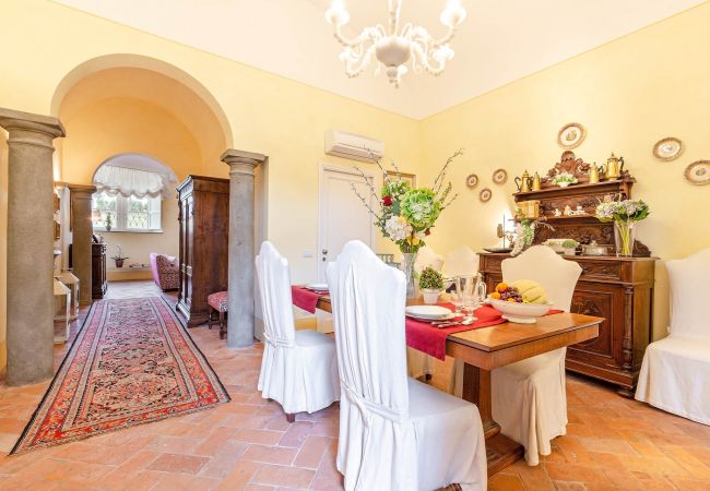 Appartement in Lucca - Spacious Ground Floor Apartment with Private Garden Inside the Walls of Lucca Appartement in Lucca - Spacious Ground Floor Apartment with Private Garden Inside the Walls of Lucca
