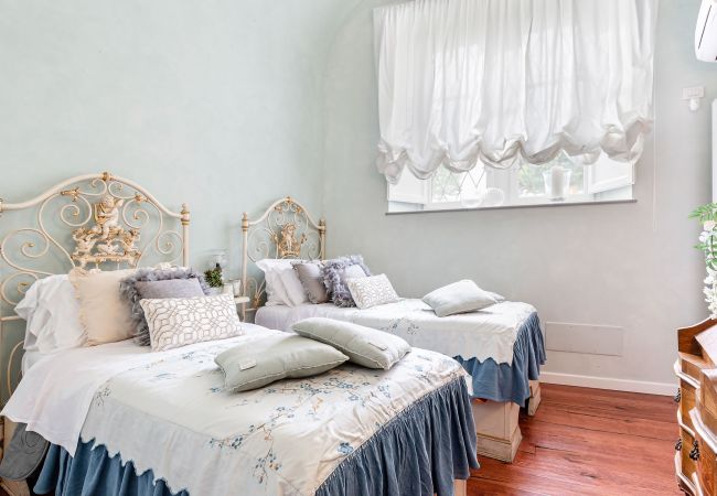 Appartement in Lucca - Spacious Ground Floor Apartment with Private Garden Inside the Walls of Lucca Appartement in Lucca - Spacious Ground Floor Apartment with Private Garden Inside the Walls of Lucca