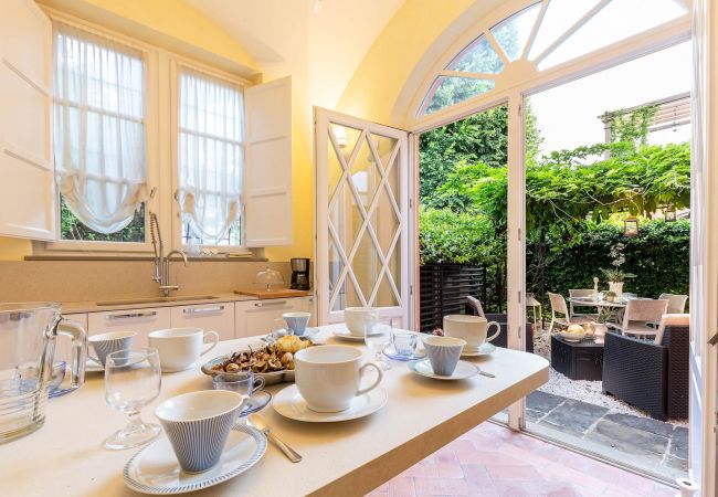 Appartement in Lucca - Spacious Ground Floor Apartment with Private Garden Inside the Walls of Lucca Appartement in Lucca - Spacious Ground Floor Apartment with Private Garden Inside the Walls of Lucca