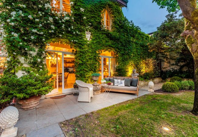 Appartement in Lucca - LA CASINA Luxury Home inside the Walls of Lucca with Garden, A/c, Wifi Appartement in Lucca - LA CASINA Luxury Home inside the Walls of Lucca with Garden, A/c, Wifi