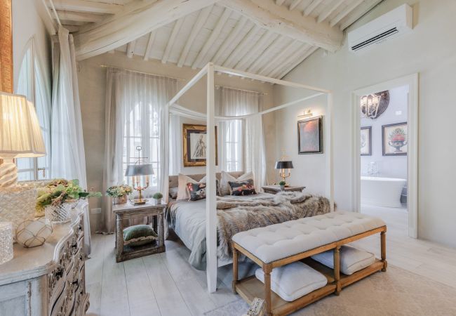 Appartement in Lucca - LA CASINA Luxury Home inside the Walls of Lucca with Garden, A/c, Wifi Appartement in Lucca - LA CASINA Luxury Home inside the Walls of Lucca with Garden, A/c, Wifi