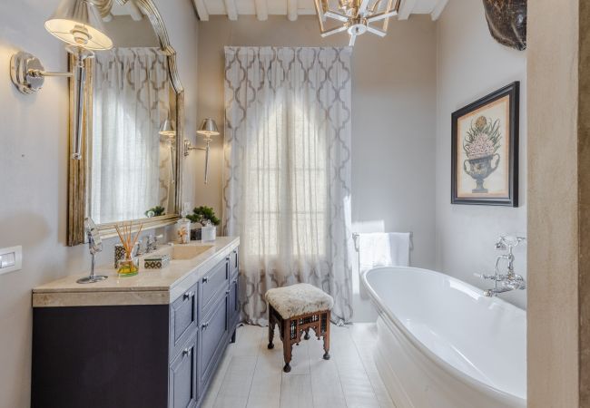 Appartement in Lucca - LA CASINA Luxury Home inside the Walls of Lucca with Garden, A/c, Wifi Appartement in Lucca - LA CASINA Luxury Home inside the Walls of Lucca with Garden, A/c, Wifi