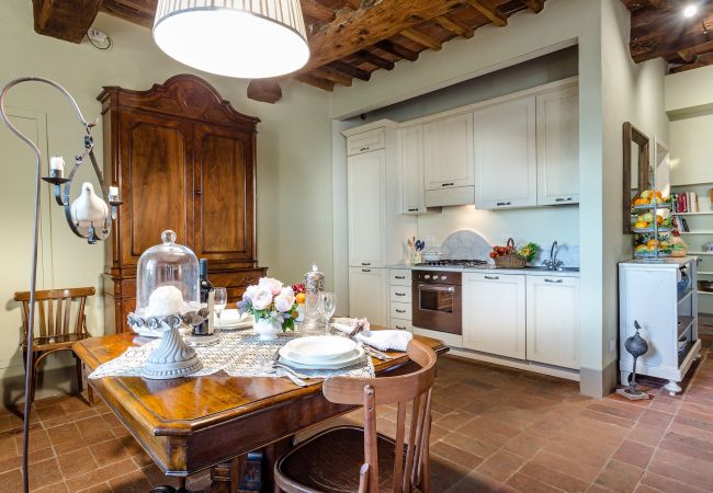 Villa in Capannori - FRANTOIO a Romantic Farmhouse Apartment with Terrace and Views Villa in Capannori - FRANTOIO a Romantic Farmhouse Apartment with Terrace and Views