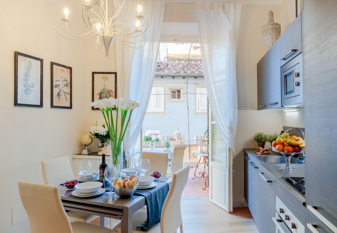 Appartement in Lucca - The Most Central Terrace inside the Walls of Lucca Appartement in Lucca - The Most Central Terrace inside the Walls of Lucca