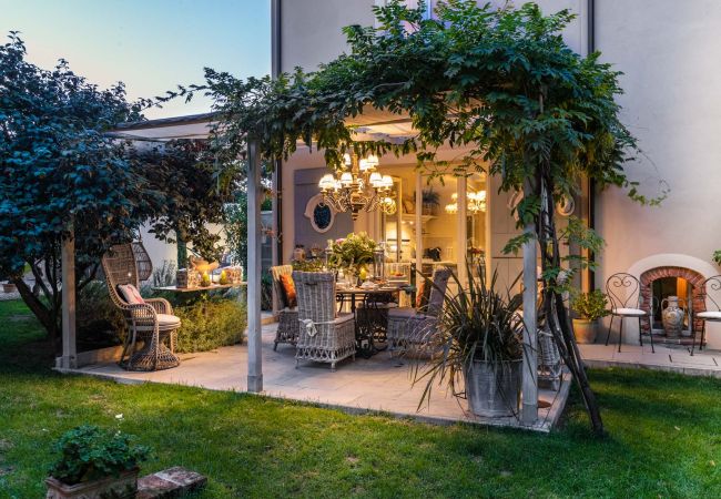 Villa in Montecarlo - VILLA GIANNA, the Secret Interior Designer's Private Retreat with Pool Villa in Montecarlo - VILLA GIANNA, the Secret Interior Designer's Private Retreat with Pool