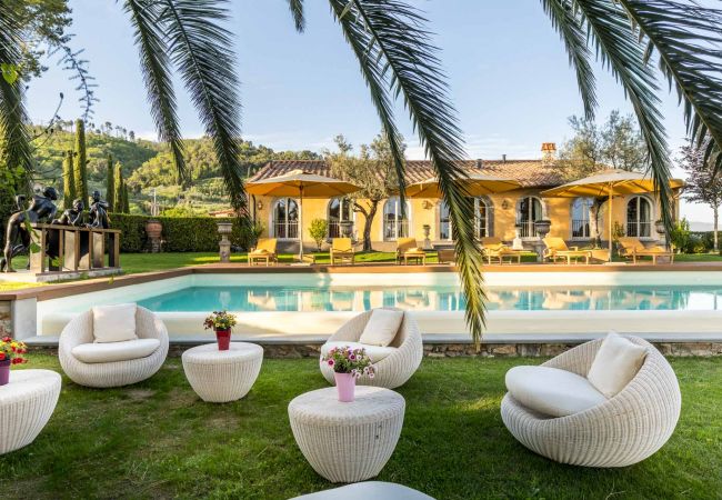 Villa in Lucca - Luxury Wine Estate Villa Framed Among Lucca' Hills