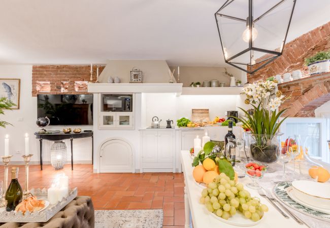  in Lucca - A Million Dollar's View: the Lucca Colosseum. Luxury 1 bedroom 1 Bathroom Apartment