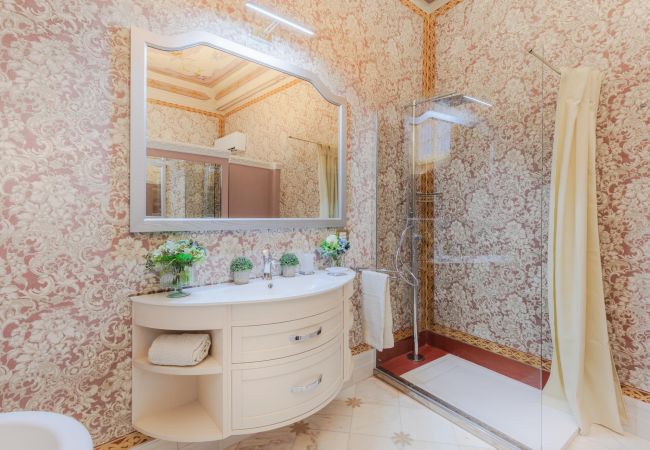 Appartement in Lucca - Luxury 3 Bedrooms Apartment with Elevator inside Lucca by the Main Square Piazza San Michele  Appartement in Lucca - Luxury 3 Bedrooms Apartment with Elevator inside Lucca by the Main Square Piazza San Michele