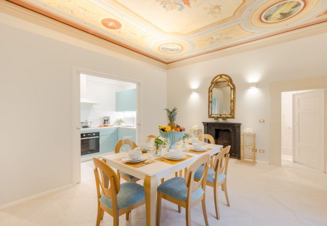 Appartement in Lucca - Luxury 3 Bedrooms Apartment with Elevator inside Lucca by the Main Square Piazza San Michele  Appartement in Lucca - Luxury 3 Bedrooms Apartment with Elevator inside Lucca by the Main Square Piazza San Michele