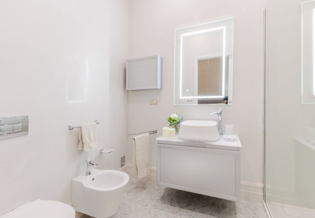 Appartement in Lucca - Luxury 3 Bedrooms Apartment with Elevator inside Lucca by the Main Square Piazza San Michele  Appartement in Lucca - Luxury 3 Bedrooms Apartment with Elevator inside Lucca by the Main Square Piazza San Michele