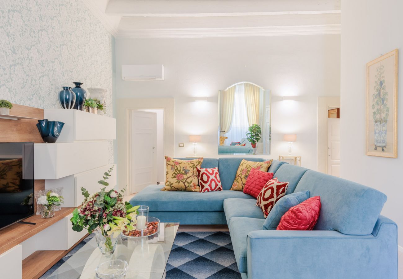 Appartement in Lucca - Luxury 3 Bedrooms Apartment with Elevator inside Lucca by the Main Square Piazza San Michele  Appartement in Lucca - Luxury 3 Bedrooms Apartment with Elevator inside Lucca by the Main Square Piazza San Michele